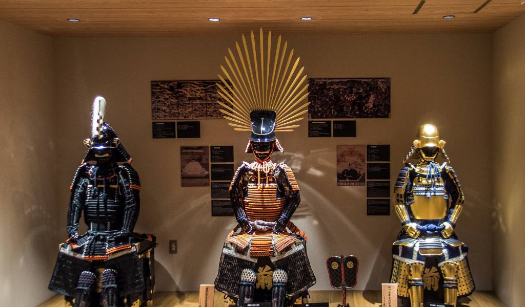 Toyotomi Hideyori (hijo de Hideyoshi) era portador de la armadura del sol naciente, y un vistazo rápido a su kabuto nos revela el motivo. Impresionante a muchos niveles.