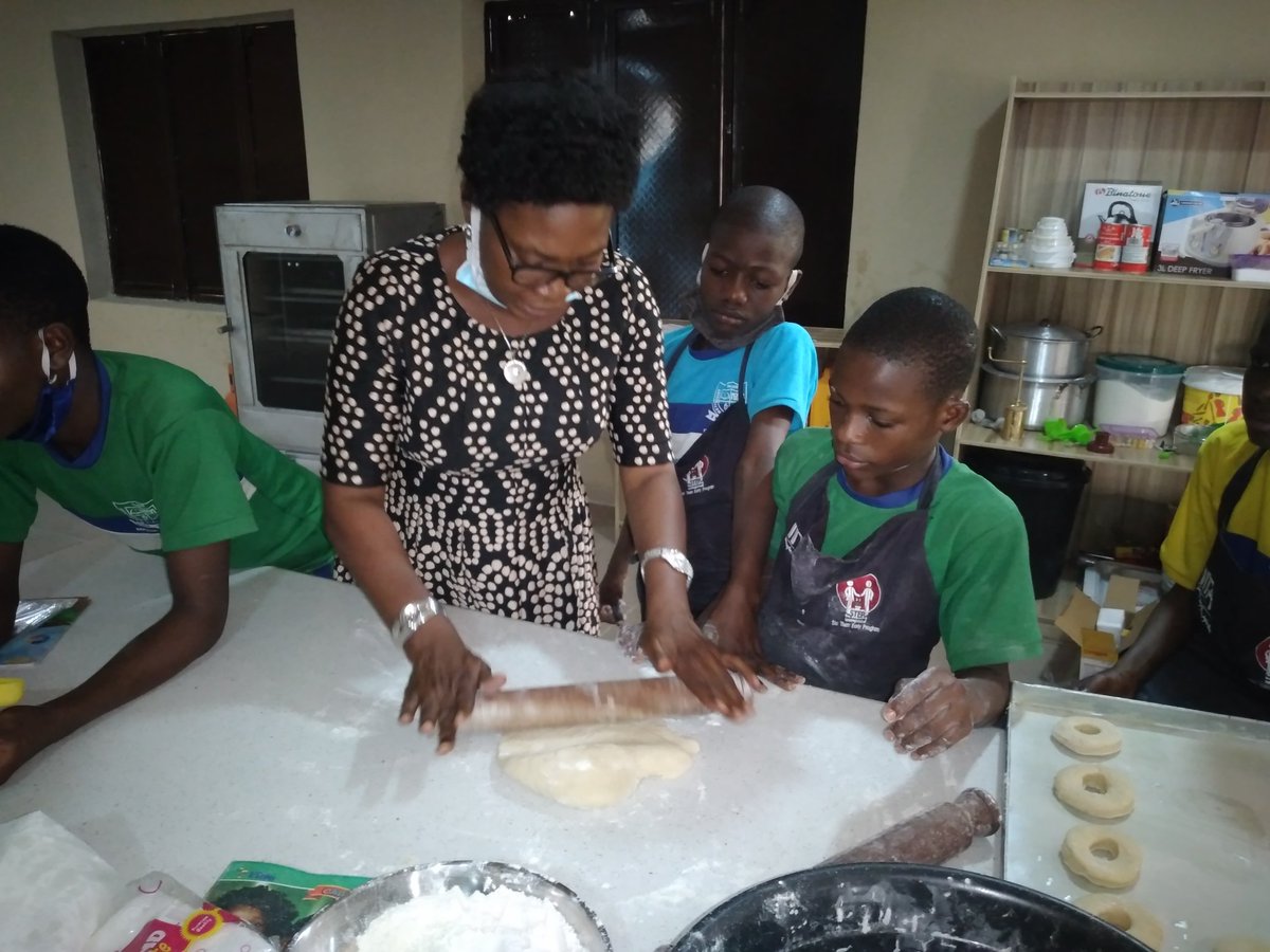 step_iita's tweet photo. #STEPstudents in the #valueaddition enterprise at Methodist High School Ibadan undergoing training on how to make doughnut and tidbit with proper packaging technique.
#StartThemEarlyProgram
#agriculture
@NteranyaS @IITA_CGIAR @STEP_Kenya @IITAYOUTHAGRIP https://t.co/1cYX2ZcL68