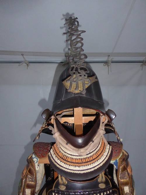 Y otro aliado de Nobunaga era Mori Ranmaru, cuyo casco tenia un escrito: na-mu-a-mi-da-butsu. Ese es el nombre de Buda y portarlo le traería suerte en batalla (spoiler: murió joven).