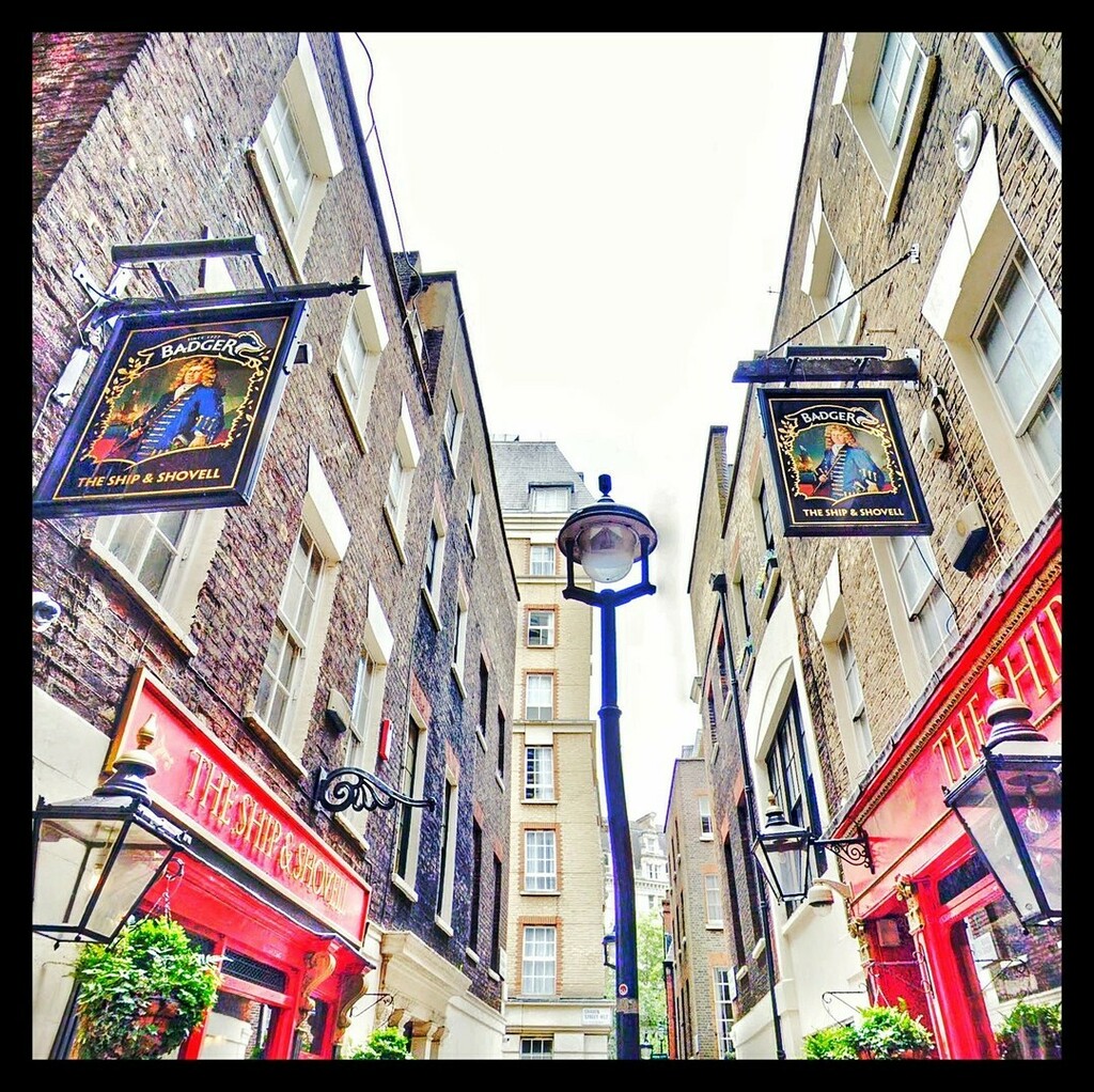 londons_pubs's tweet photo. The Ship &amp; Shovell in Crown Passage, Charing Cross uniquely sits on both sides of the passage. Like sitting in a #mirror 👨‍🤝‍👨
.
Originally they were Georgian terrace houses but thankfully were repurposed into this glorious pub of two halves 🍻
.
.
#l… https://t.co/PbhYwuiJcX https://t.co/O0kAqGhQO5