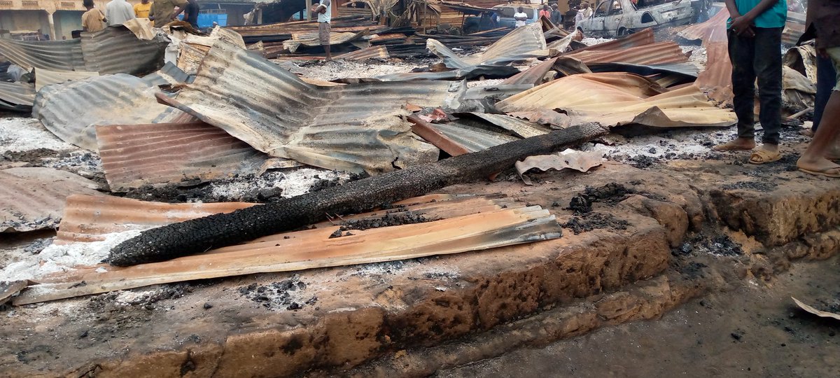 foromozaly's tweet photo. N'Zérékoré : Un incendie d'origine''criminelle'' a consumé plusieurs ateliers de menuiserie, de tapisserie, de mécanique auto et moto et dépôt de bois. Faisant des  dégâts matériels importants. Les victimes accusent les bandits et fumeurs de drogues.
#Kibaro https://t.co/qrvL8rAADP