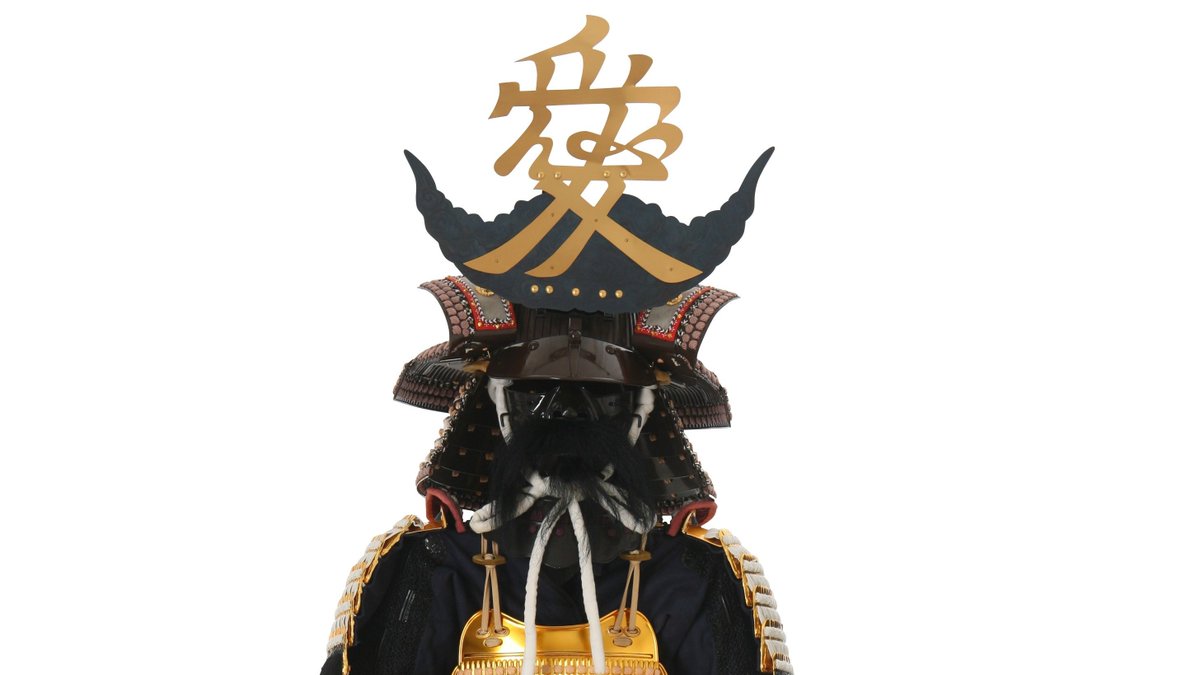 Los kanji en los kabuto no eran muy comunes pero este hilo va de kabutos rarunos. Naoe Kanetsugu del clan Uesugi tenia el kanji de "amor" en el suyo. Mientras te atravesaba con su espada, tu tenias que reírte de la ironía.