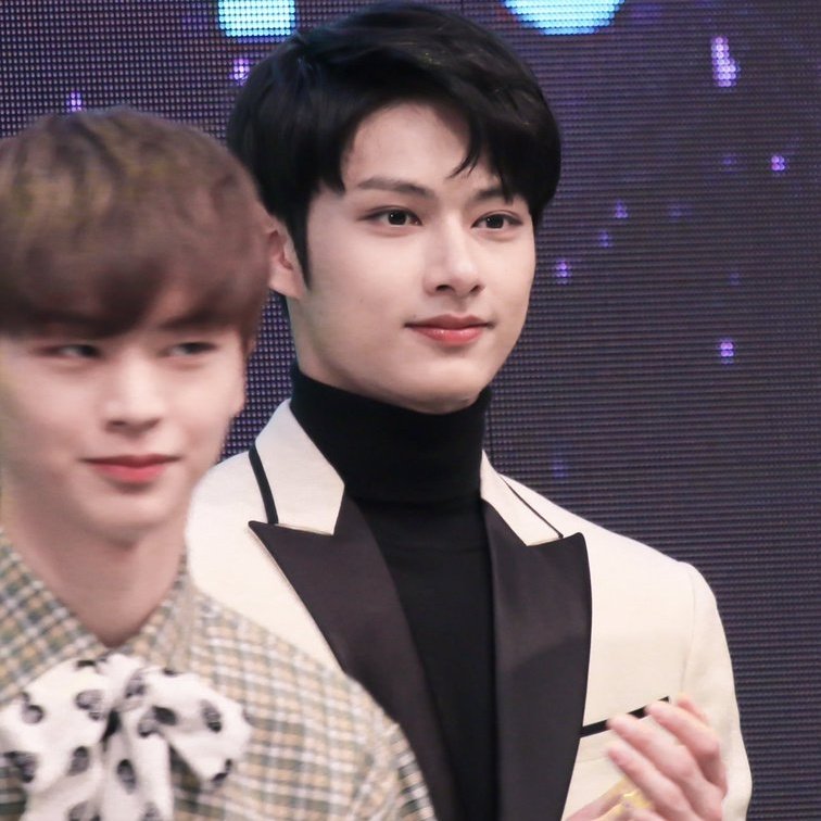 Anywaaaay, this is the closet interaction(??) we could get 끝