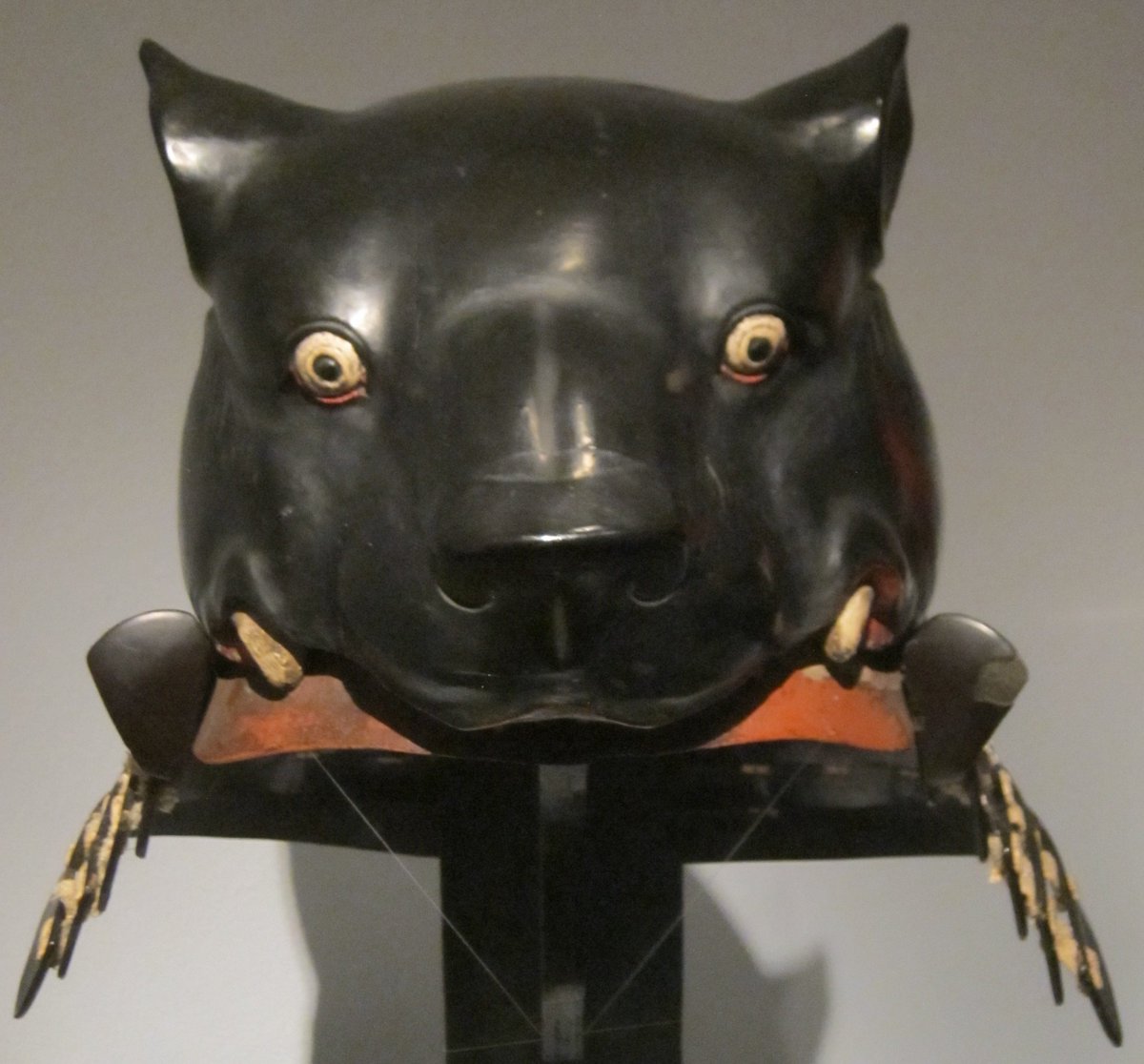 ¡Mas animales! Estos dos cascos son del periodo Sengoku y se usaron en batalla, dándote ventaja si el enemigo tenia miedo de los osos o las serpientes (ambos animales atraen la buena suerte en Japón).