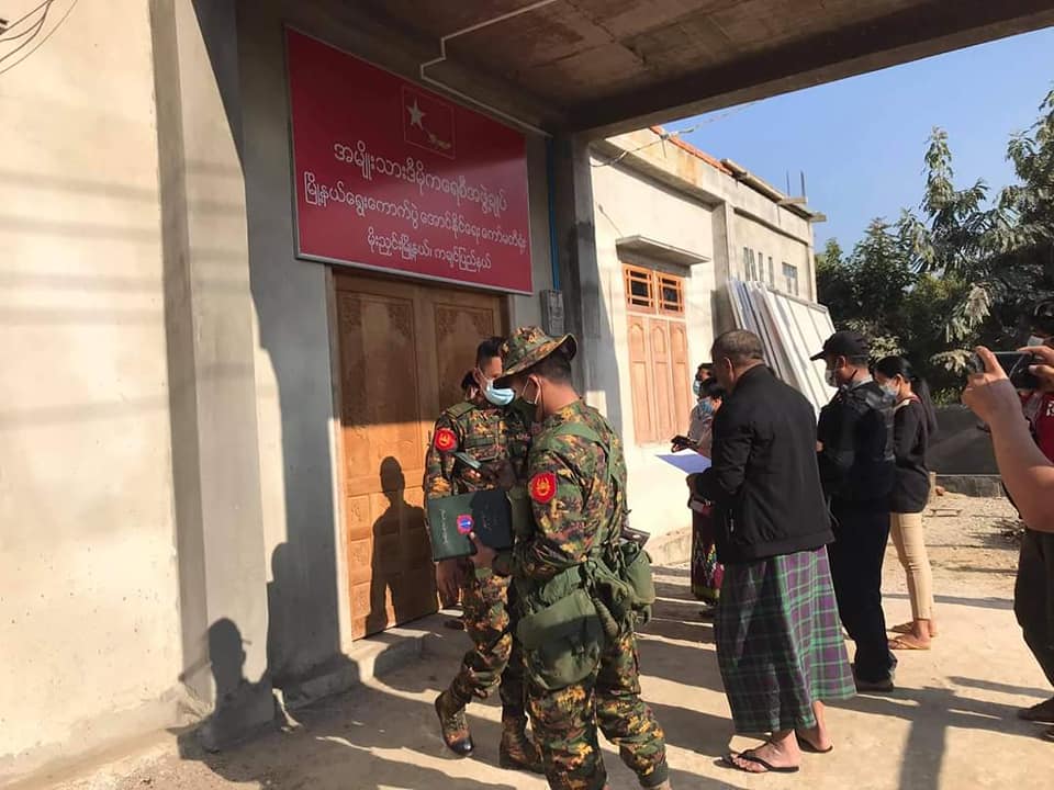 Military's been sealing #AungSanSuuKyi's NLD party office across the country. Started with Ayawaddy, Mandalay and now Sagain Region. #militarycoup #WhatsHappeningInMyanmar
