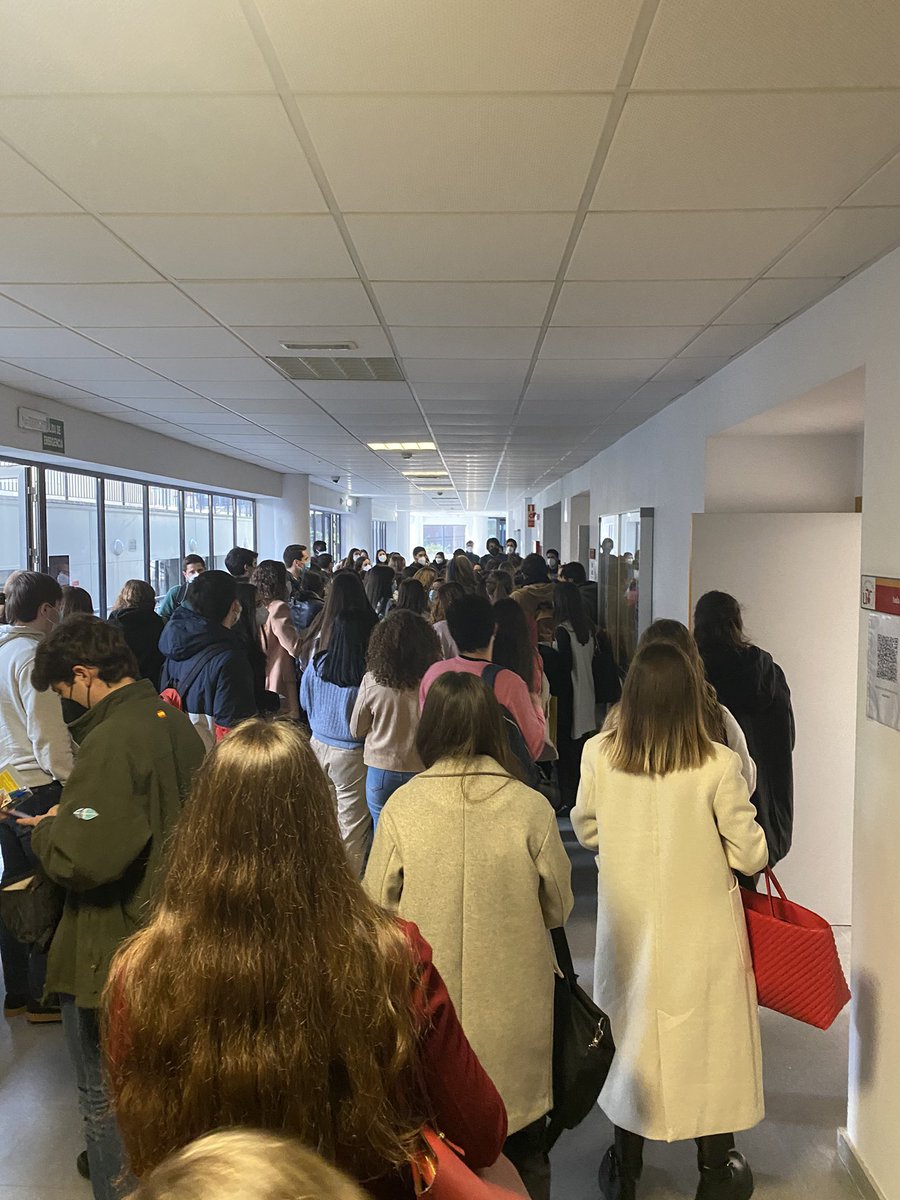 clatosi's tweet photo. El COVID en los bares pero los examenes presenciales, de vergüenza @Quemadus2 #QuemadUS https://t.co/fqvGbd5Zzi