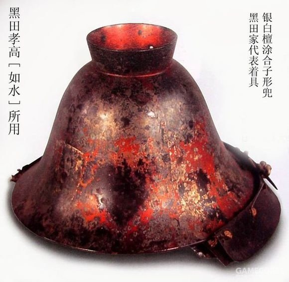 ¿Eres de los que se pone nervioso antes de la batalla o quieres ser el alma de la fiesta? Aquí tienes un casco que posee su propio plato de Sake. Para gente con prioridades.