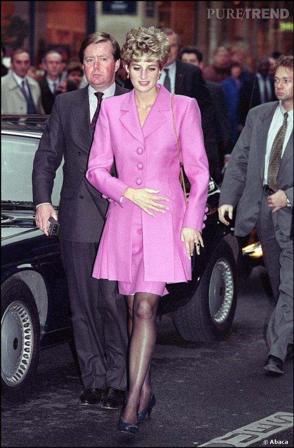 Les épaules carrées de notre image originale sont typiques des coupes qu'on trouvait fin des années 80 et 90 et qui ont disparues de la mise portée par Stewart au profit d'épaules plus tombantes et moins structurées.