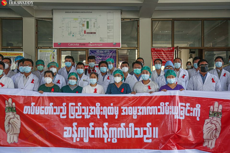 IrrawaddyNews's tweet image. Healthcare workers at a government orthopedic hospital in Mandalay join civil disobedience campaign on Wednesday against military coup in Myanmar. 

#militarycoup #SaveMyanmar