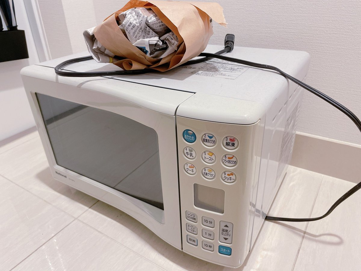 こしあん 買ったのか譲ってもらったのかすら覚えてないぐらい ずーーーーーっと使い続けた電子レンジ 温めても焦げる所があれば カチカチのままの所もあるぐらいになるまでがんばってくれました が ついにお別れです 今までありがとうな National こしあん 買ったのか譲ってもらったのかすら覚えてないぐらい ずーーーーーっと使い続けた電子レンジ 温めても焦げる所があれば カチカチのままの所もあるぐらいになるまでがんばってくれました が ついにお別れです 今までありがとうな National