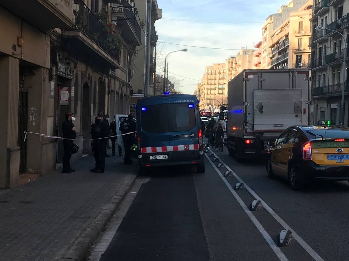 bicibarna's tweet photo. El 2 x 1 d'aquest matí:
Utilitzar el carril bici d'Aragó per aparcar còmodament i després executar un desnonament sense avís.
Visca la "nostra" policia! @mossos
#bicibcn #cbinvaders #barcelona https://t.co/WzaT7sqiHR