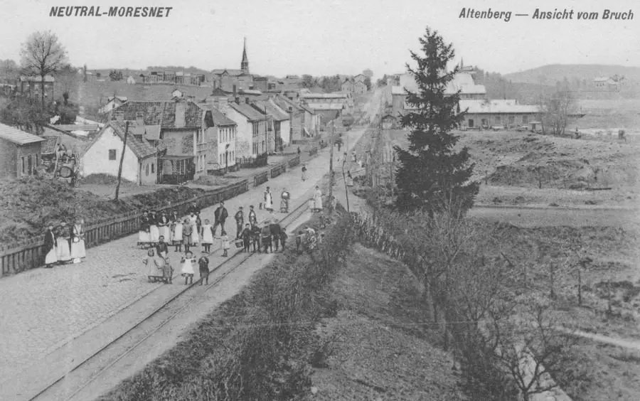 The population grew from 256 in 1815 to several thousand by the 1850s, and the mining company set up shops, and even a small hospital and bank. The all-powerful mayor opened schools, and so it seemed almost like a regular place IF you didn't look too closely.
