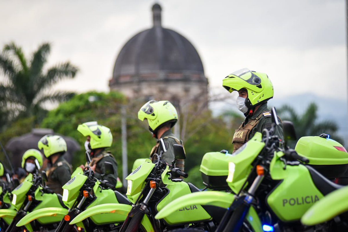 Creamos el Grupo Táctico Antiextorsión. Con inteligencia y tecnología, 70 efectivos policiales del <a href="/GaulaPolicia/">GAULA POLICÍA</a> y la UNIPOL, cámaras, drones y helicóptero halcón cuidarán a Medellín.