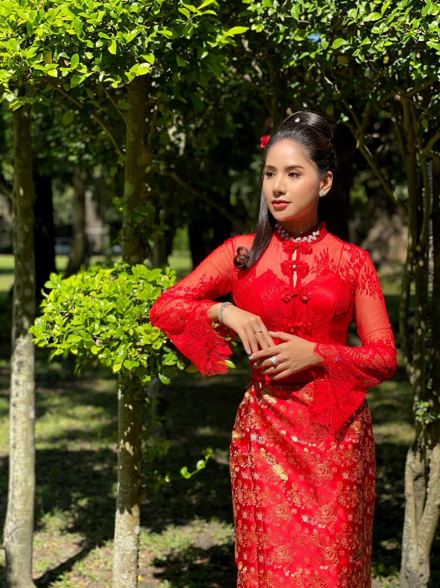 Katta kokrak uchlik oyinchoqlar bilan endi video