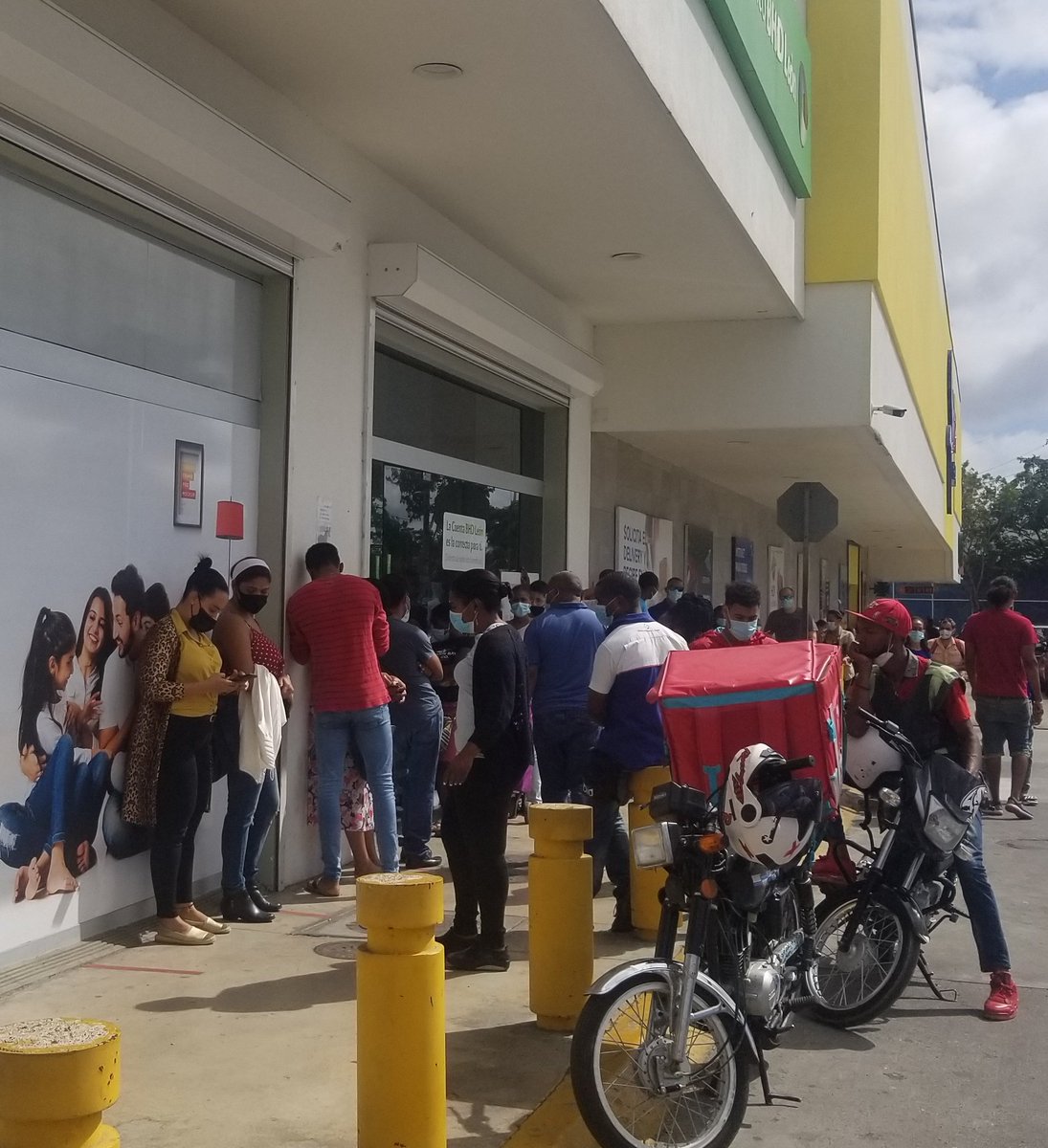 Ministerio de Educación, BHD y Banreservas repleto de gente por acceder #TOQUEDEQUEDISTAS y #TRANCACIONISTAS les gusta esta foto. <a href="/laluzjose/">Jose Laluz</a> <a href="/AnibelcaRosario/">Anibelca Rosario</a>