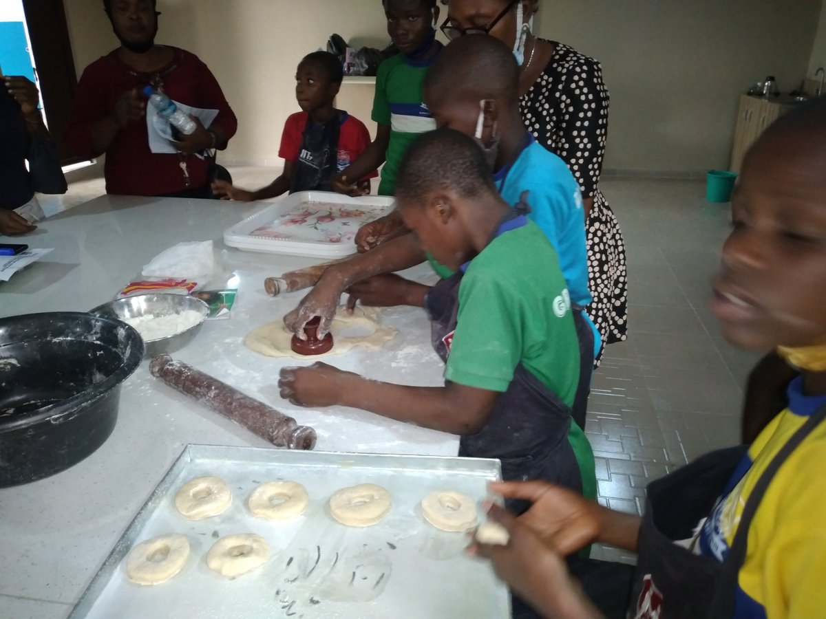 step_iita's tweet photo. #STEPstudents in the #valueaddition enterprise at Methodist High School Ibadan undergoing training on how to make doughnut and tidbit with proper packaging technique.
#StartThemEarlyProgram
#agriculture
@NteranyaS @IITA_CGIAR @STEP_Kenya @IITAYOUTHAGRIP https://t.co/1cYX2ZcL68