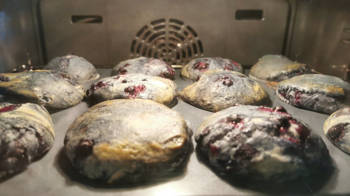 pasadena79's tweet photo. #muffins backen im Ofen. https://t.co/iJtWsYqEUk