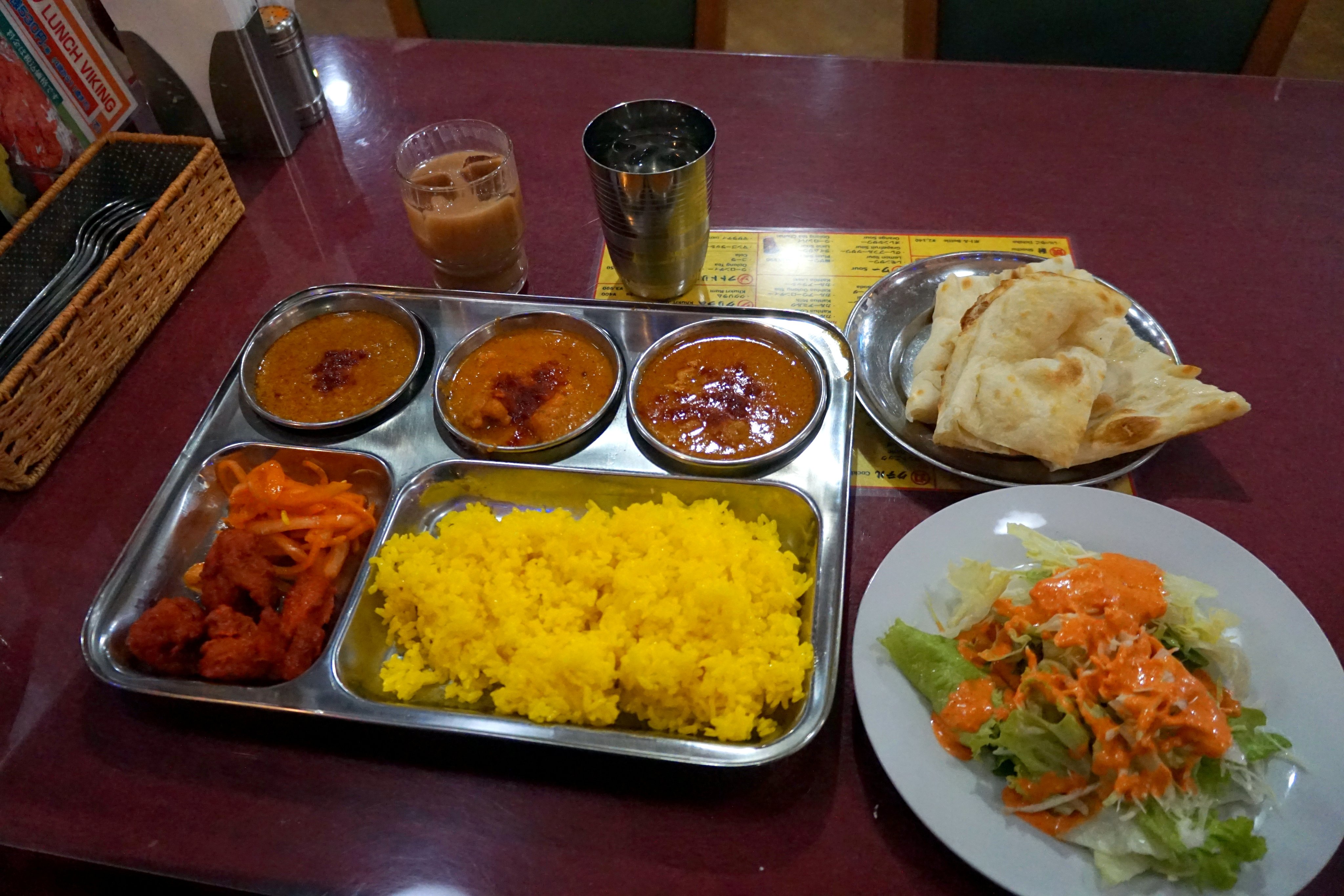 Hidaka 先日行った大森のインド料理店サクティで ランチバイキングカレー 990円 4種類のカレーから まずは野菜 チキンキーマ チキン大根の3種をチョイス お代わりでもう1種のゆで卵入りカレーも頂いた インド料理屋で出てくる謎ドレッシングが