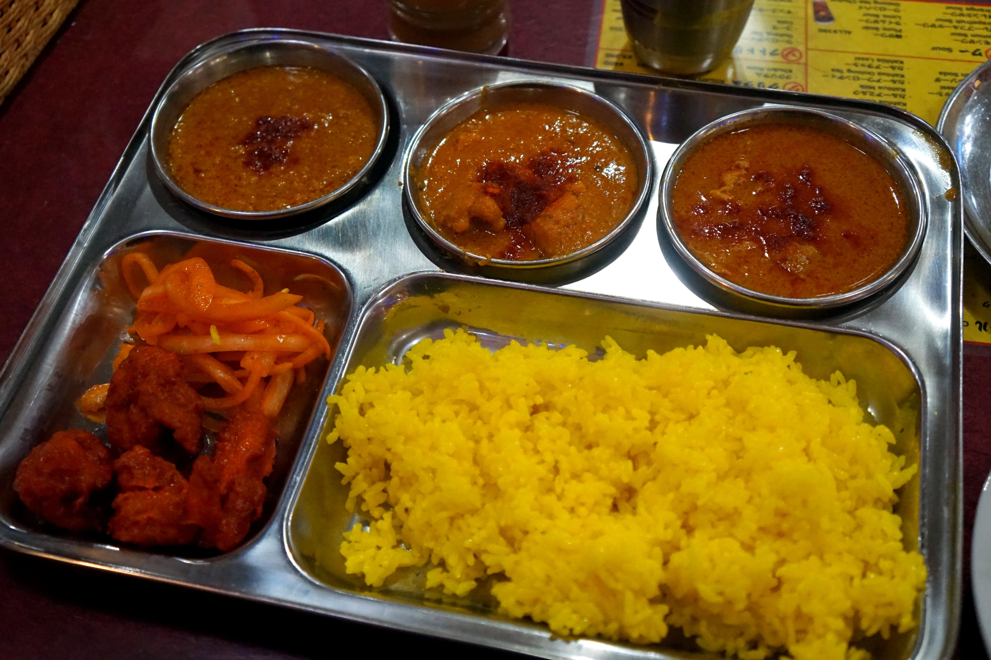Hidaka 先日行った大森のインド料理店サクティで ランチバイキングカレー 990円 4種類のカレーから まずは野菜 チキンキーマ チキン大根の3種をチョイス お代わりでもう1種のゆで卵入りカレーも頂いた インド料理屋で出てくる謎ドレッシングが