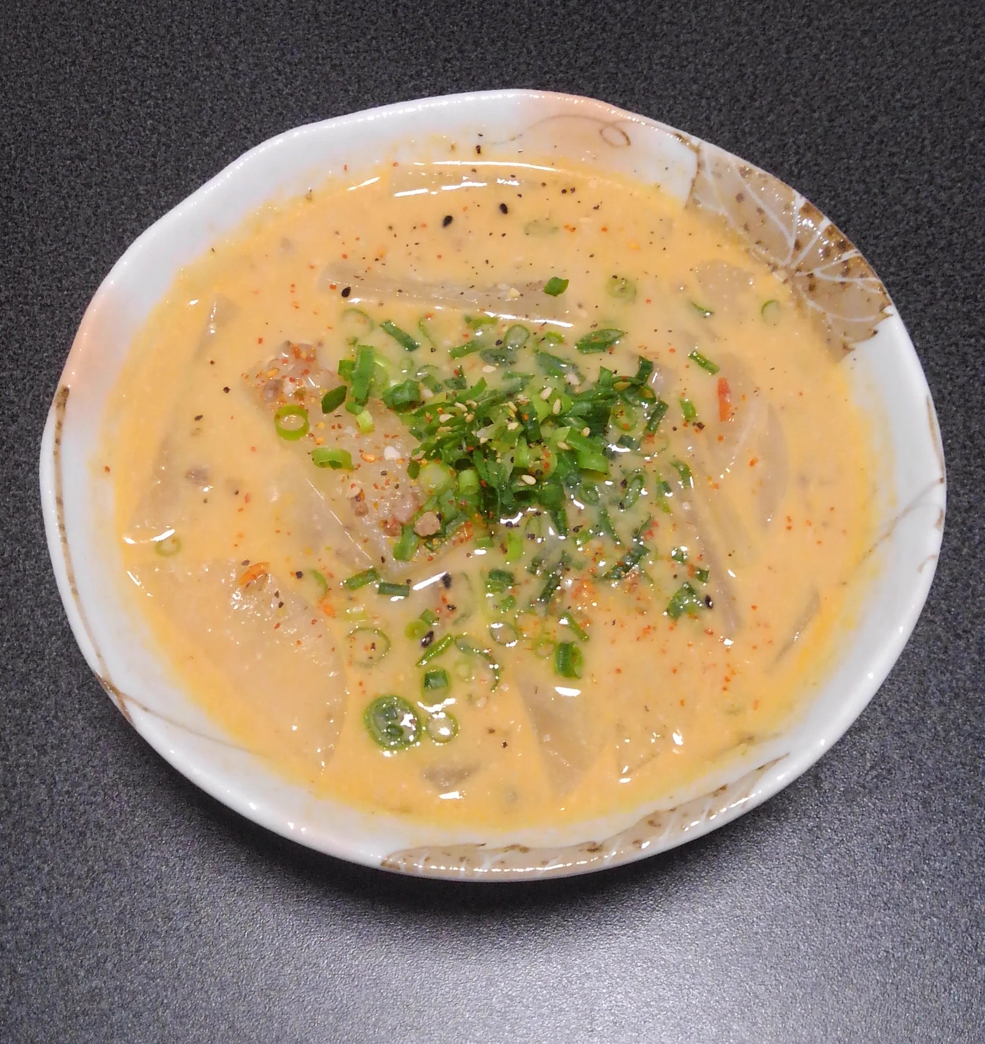 @syunkon0507 帰宅前にTwitter見たらとても美味しそうだったので、思わず挽肉と大根を衝動買いして作ってみました！
辛いのが好きなので豆板醤多目にしたら、こくまろなスープにいい塩梅の辛さが合わさって凄く美味しかったです！
ありがとうございます！！ 