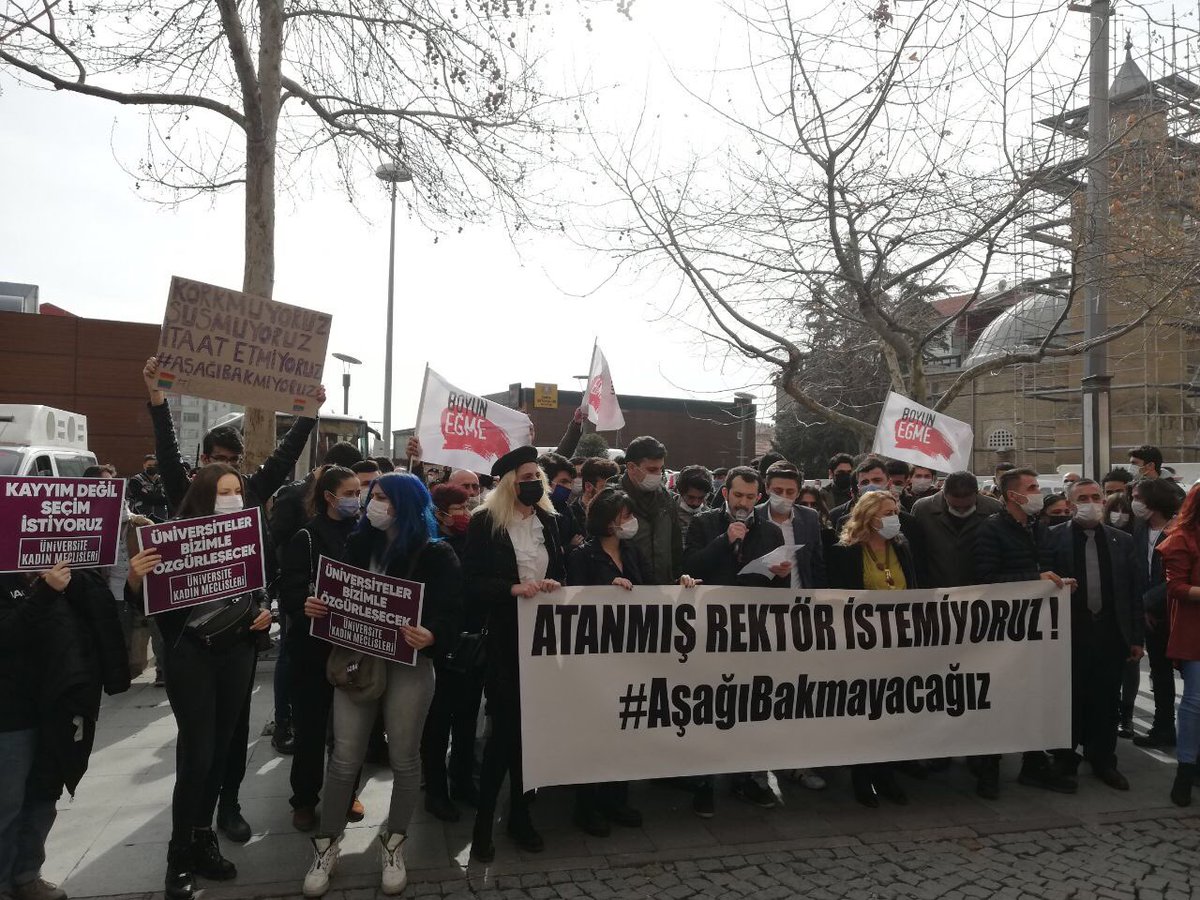 Selcukunsesii's tweet photo. Konya’da dayanışma eylemimizi gerçekleştirdik. Mücadelelerinde Boğaziçi öğrencilerinin her daim yanındayız. #HerYerBogaziciHerYerDirenis #AsagiBakmayacagiz https://t.co/vCtTrtzL5c