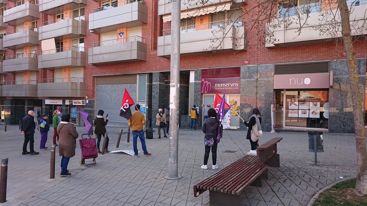 Una vintena de persones hem protestat davant de #Monserveis a #Manresa per denunciar impagaments, explotació i impunitat. ✊