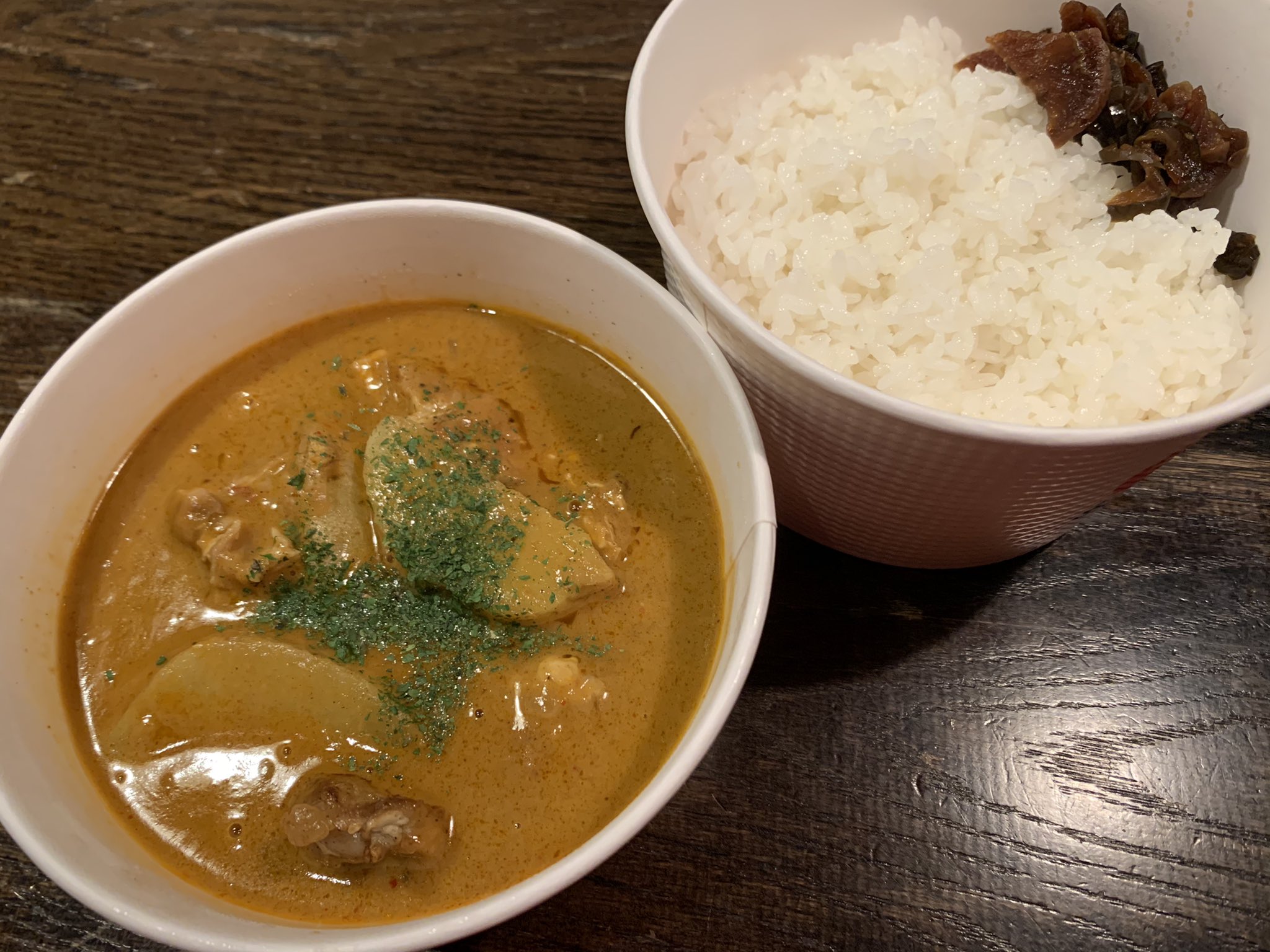 ときしらず飯田橋東口店 松屋さんのマッサマンカレーのテイクアウト グリーンカレーとかポップなメニューでも こだわりの福神漬けが付くの骨太さがありがてぇ T Co Gqnry2trf3 Twitter