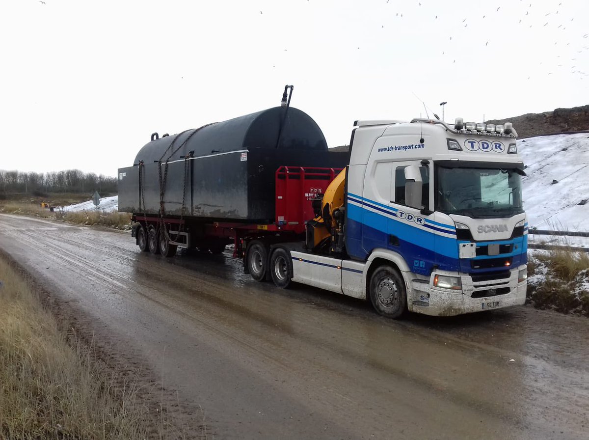 tdrheavyhaulage's tweet photo. Stu in S5 TDR carrying out site moves, waiting to offload. 

#ConstructionLogistics #longLoad #Hiab #HeavyHaulage #LowLoader #Stepframe #PlantLogistics #ModularTransport #CabinTransport https://t.co/VPqVtJl9H2