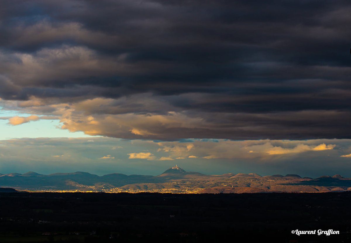 villedethiers's tweet photo. #Panorama de la Chaîne des #Puys, patrimoine mondial de l'Unesco, depuis les hauteurs de Thiers, par le photographe @GraffionL. https://t.co/edSGcgLpRO