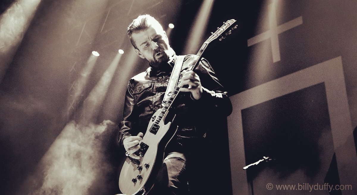 TheBillyDuffy's tweet photo. #LetTheMusicPlay
#BillyDuffy #TheCult #Live #LiveMusic #UK #Gibson #Woody #LesPaul #WoodFronted #MickRonson #Ronno #marshallamps #ErnieBallStings
📸 @mickpeek https://t.co/eUFZGEZZvi
