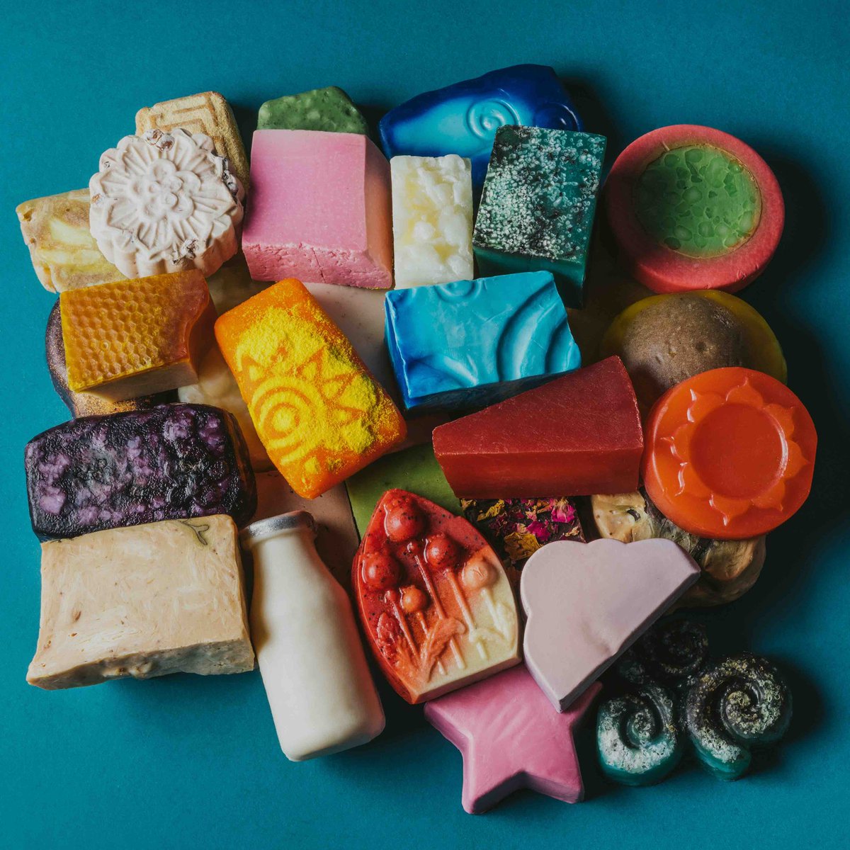 BasilJamm's tweet photo. You know you have a food addiction when you pop into Lush for a snack.

#lush https://t.co/LSnLHCddc6