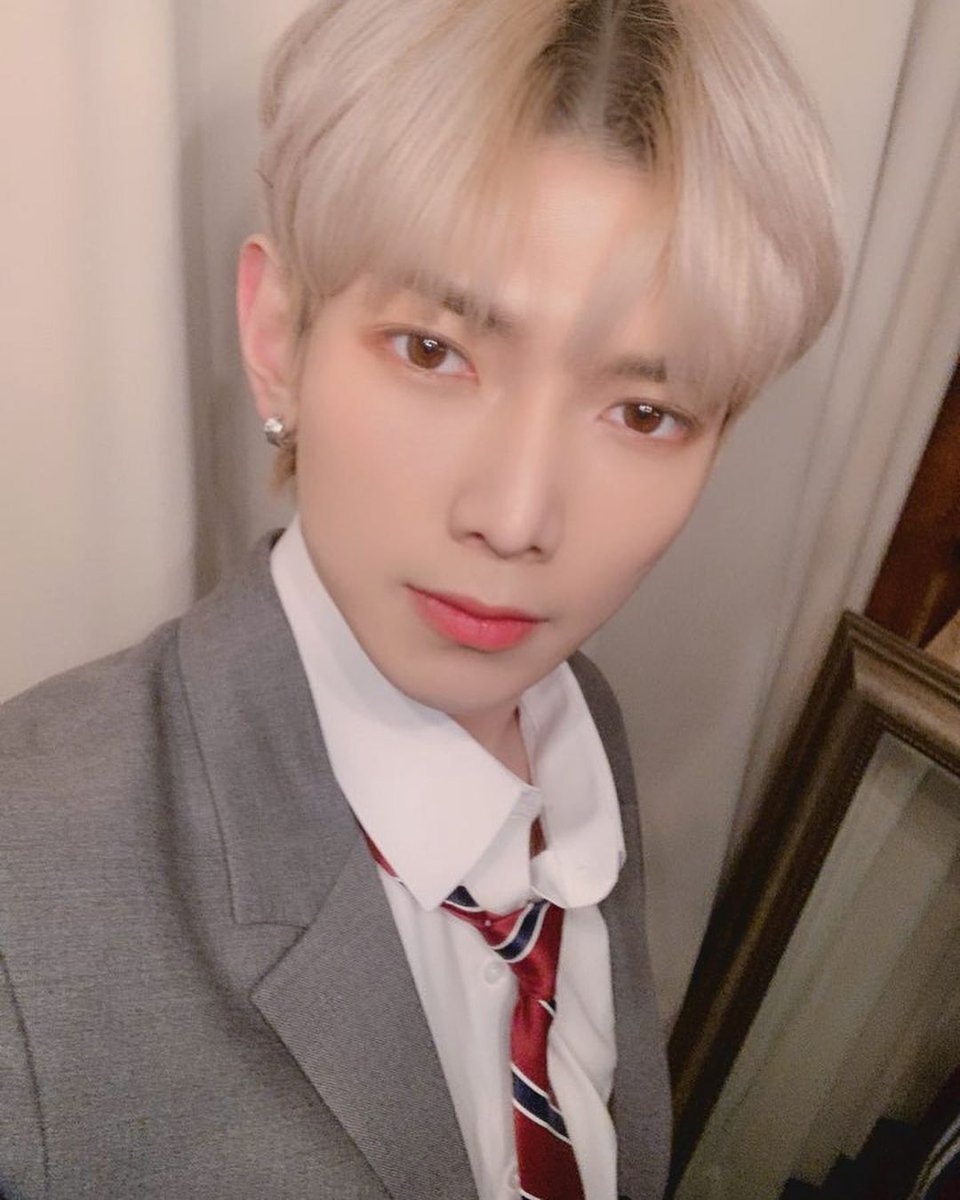 Does your father sell diamonds? Because you are FLAWLESS! #YEOSANG  #여상  @ATEEZOfficial