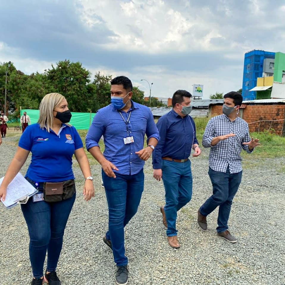 ViviendaCali's tweet photo. ¡Seguimos trabajando con Puro Corazón por nuestra casa común! 💙❤️💚 
Garantizando más oportunidades para las familias caleñas, adelantamos recorrido por las comunas 9 y 10🚧 trabajando de manera interinstitucional para gestionar nuevos proyectos de desarrollo urbanístico. https://t.co/xKE5pj7DeJ