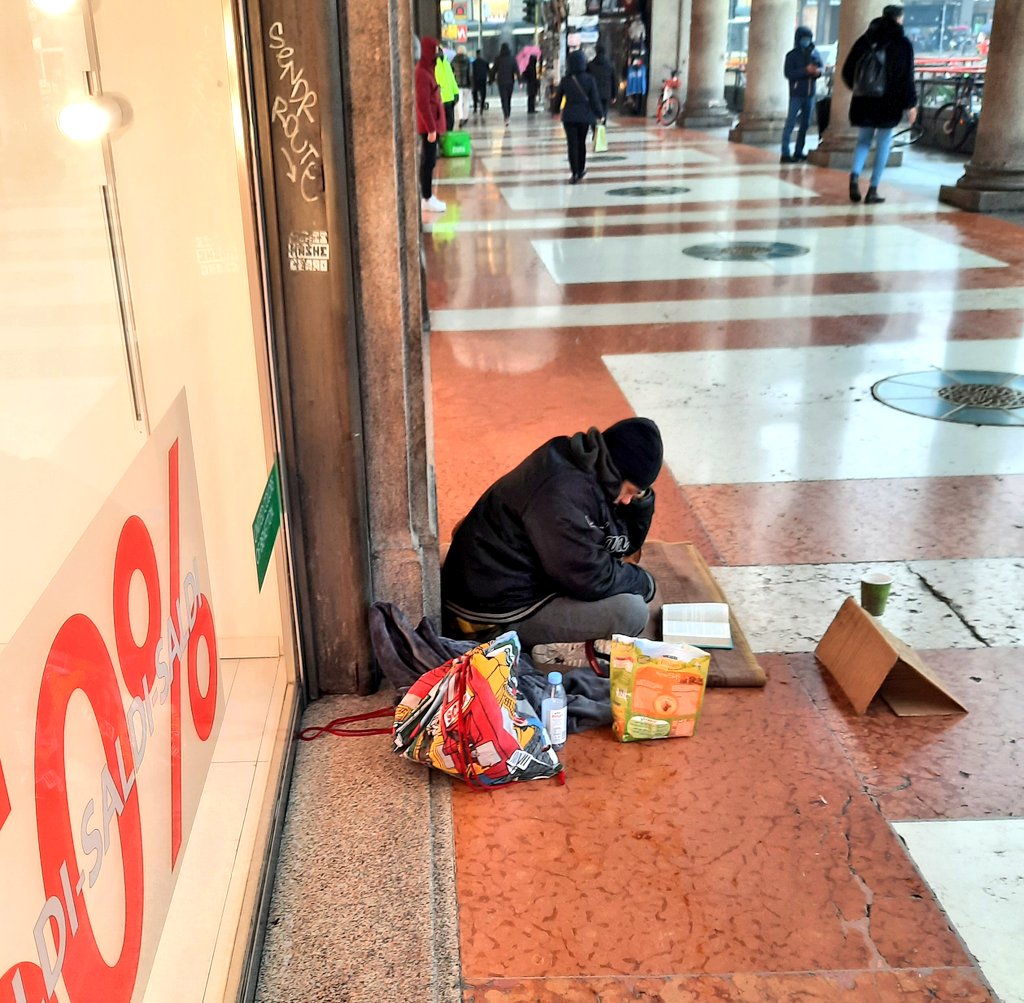 Il ragazzo che leggeva romanzi d'amore una volta faceva il barista ma da sei mesi vive per strada, con un cane per amico #Milano #COVID #effetticollaterali