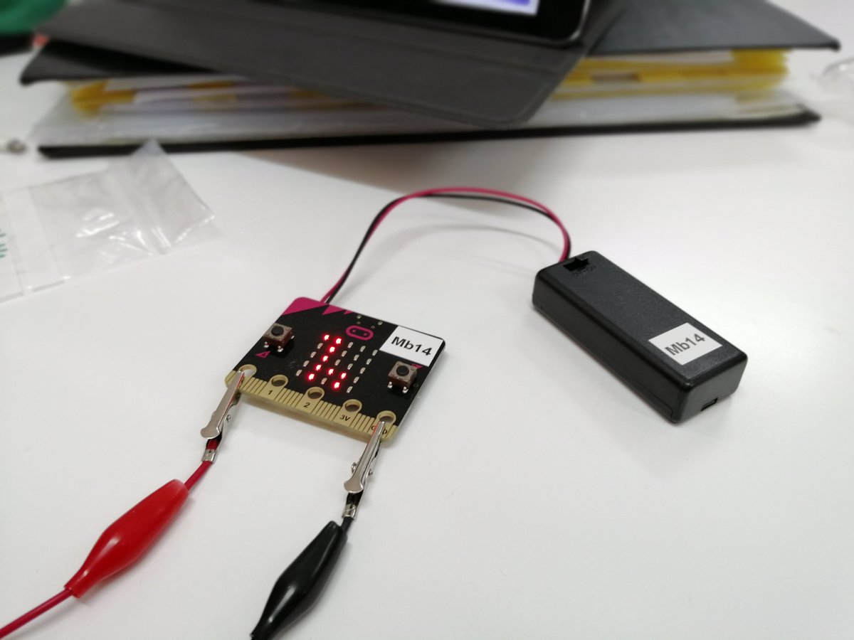 submariblau's tweet photo. Enguany a tecnologia @escolasadako hem triat @microbit_edu per: #programació+#electrònica dins #CreaLabSDK #ESO3SDK (matèria on alumnes trien un problema amb vessant social).
Està resultant pràctic+atractiu. La plaqueta porta: botons, display, acceleròmetre, bluetooth i pins. https://t.co/TITSbWvXNU