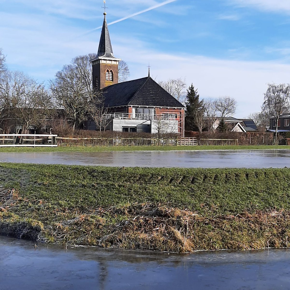ieversinfryslan's tweet photo. #Easterwierrum heeft een prachtige #ijsbaan! Deze ligt in een weitje direct achter ons vakantiekerkje @ieversinfryslan. Kunnen onze gasten binnenkort met de inwoners van @Easterwierrum het ijs op? Het gaat vriezen! Nu maar duimen dat Koning Winter #Friesland langere tijd aandoet. https://t.co/Waao2mD4kF