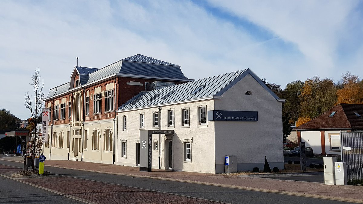Traces remain.Many of the border posts marking Neutral Moresnet still exist in the woods around Kelmis and on the Vaalserberg.Kelmis' town flag is an adapted Moresnetic flag, and the Kelmis mining museum has a large section devoted to Neutral Moresnet's curious history.