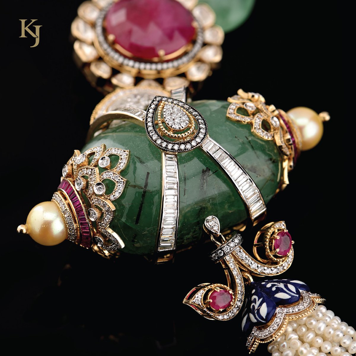KhannaJeweller1's tweet photo. Our signature melange of age old handcrafting techniques with modern styles.
Celebration of traditional with a touch of contemporary.
#KhannaJewellers
#SignatureModern
#ContemporaryDiamonds
#FineJewellery
#Necklaces
#Artistry 
#KatrinaKaif
#FalguniShanePeacock https://t.co/ruEHem6JW2