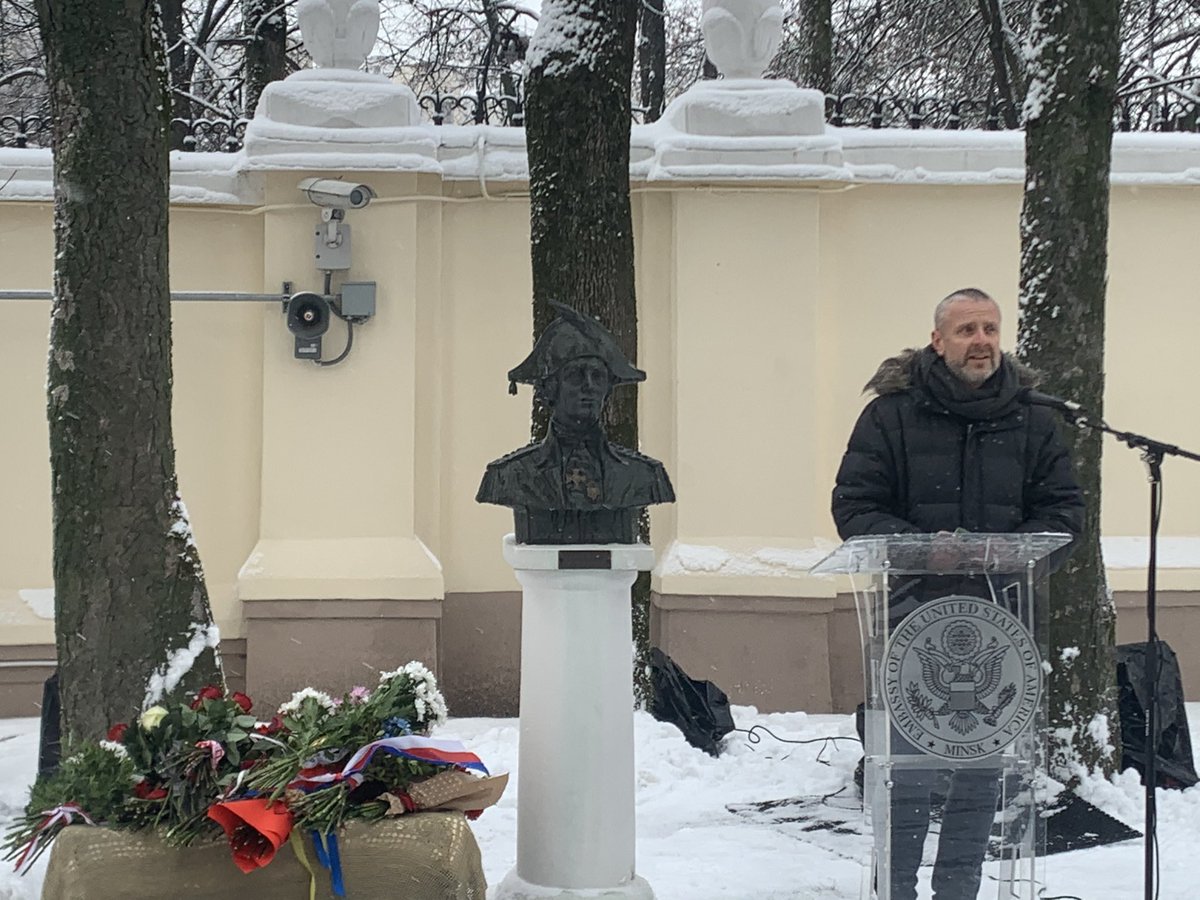 W przeddzień 275. urodzin Tadeusza Kościuszki oddaliśmy mu cześć przy jego pomniku na dziedzińcu <a href="/USEmbBy/">U.S. Embassy Minsk</a> w Mińsku wraz z tymi, którym bliska jest wolność. We commemorated today Tadeusz Kosciuszko, brave Pole and universal hero fighting for freedom