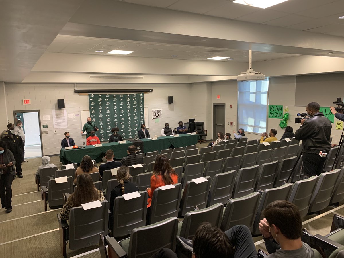 LinardMccloud's tweet photo. Signing Day at DFHS-great things await these young men! #foxpride #dfhs #Pridein5 #lexrich5 https://t.co/1RdfSOJENa