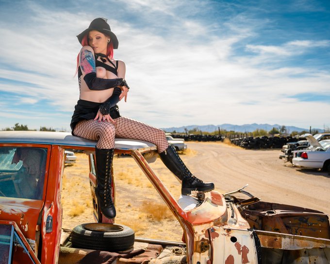 Always stupidly sarcastic, my hyper spastic superhero girl ~Eve 6~ I'd love to give you more of me, go<a href="/tag/witchesoftwitter"class="tags"><span>#witchesoftwitter</span></a><a href="/tag/checkmylinks"class="tags"><span>#checkmylinks</span></a>