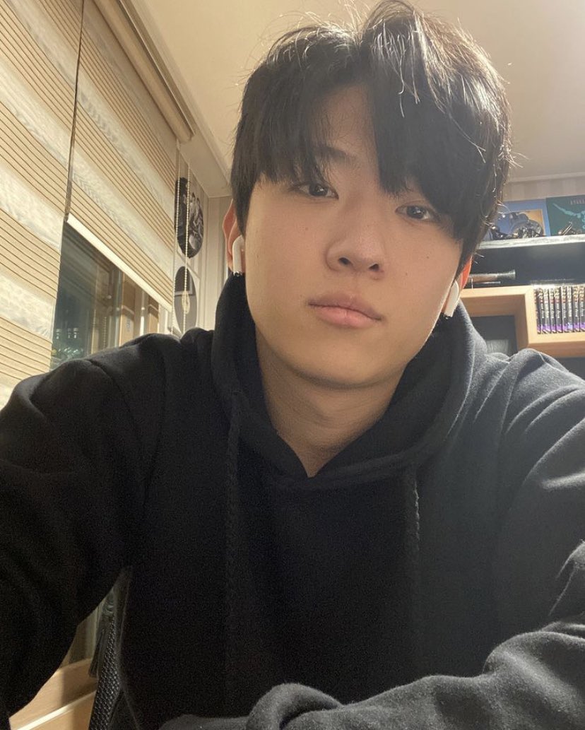 jjapssa_dex's tweet photo. 아니 고딩인줄.... 너무 잘생겼다.. ㅠ https://t.co/HAKlUwLA4J
