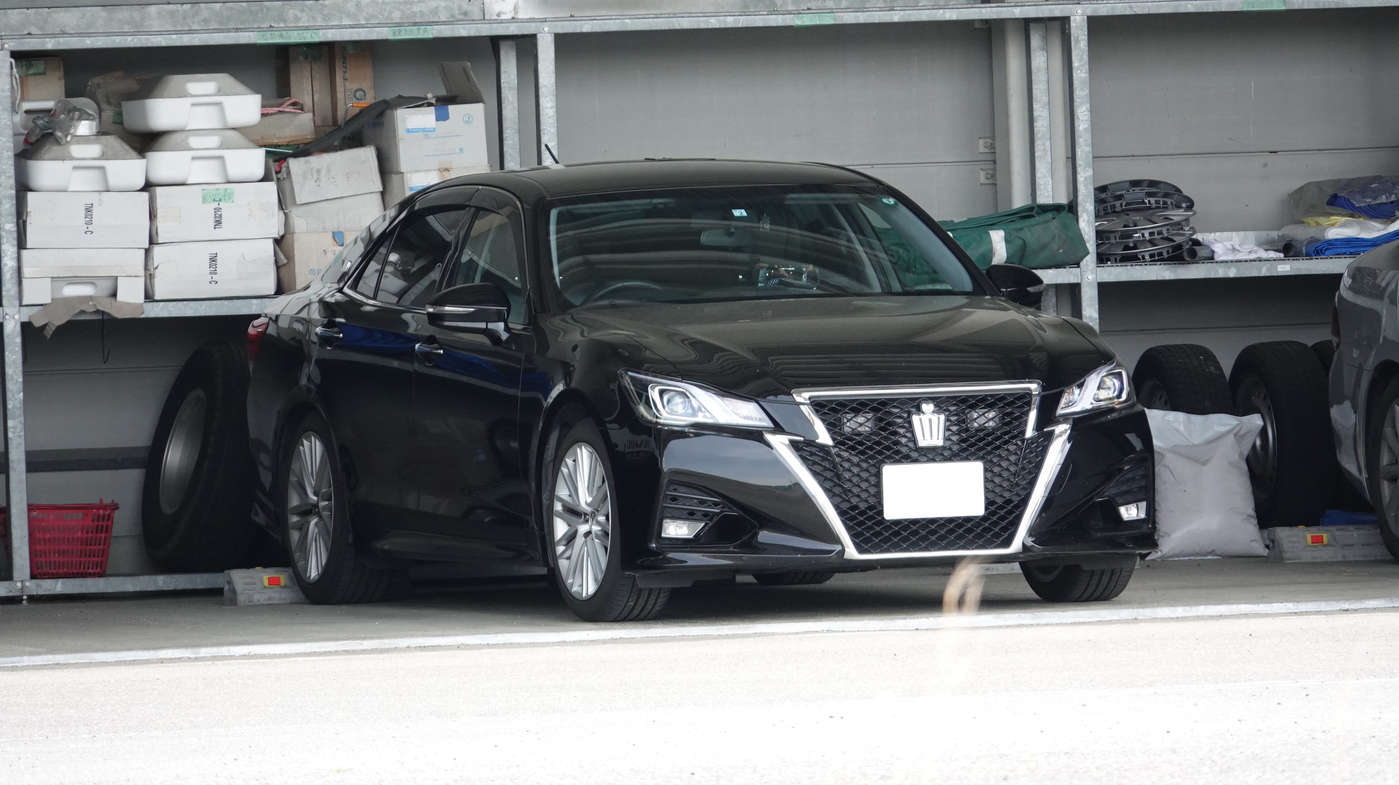 ハテナ Spade あ 210系クラウンアスリート本当にカッコイイ リアシートがちょっぴり狭い感じがするけどカッコイイ 親方日の丸組織での評判もいいし テールの丸目4灯といい本当にかっこいい 今度買う車の候補にしよう 買ったら屋根に穴を空けてです