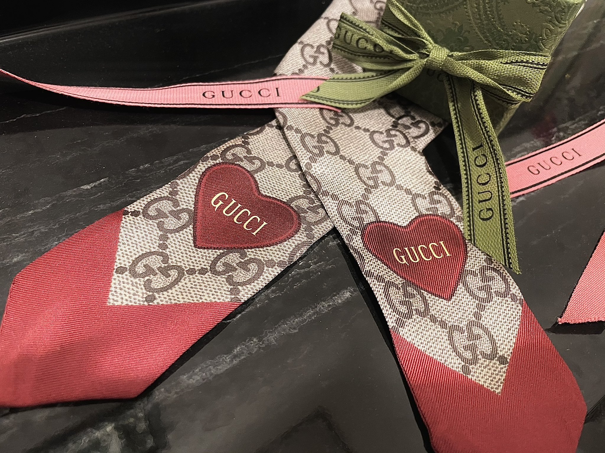 バレンタイン 限定 GUCCI ネックボウ