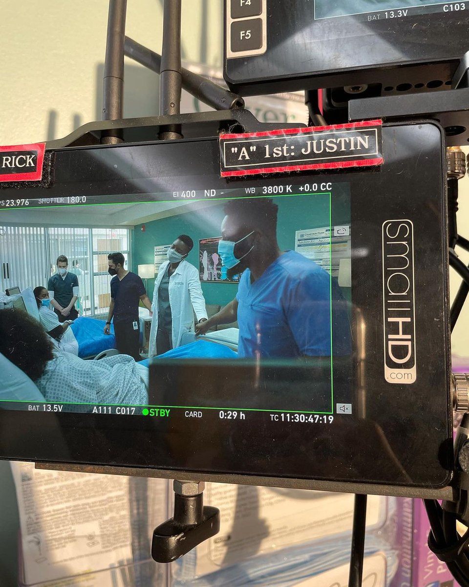 📷 • Rob Greenlea (<a href="/GreenleaRob/">Rob Greenlea</a>) a posté une nouvelle photo du tournage de l'épisode 'Moving On and Mother Hens' (4x04) où nous pouvons apercevoir Matt Czuchry, Manish Dayal, Shaunette Renée Wilson et Malcolm-Jamal Warner. #TheResident