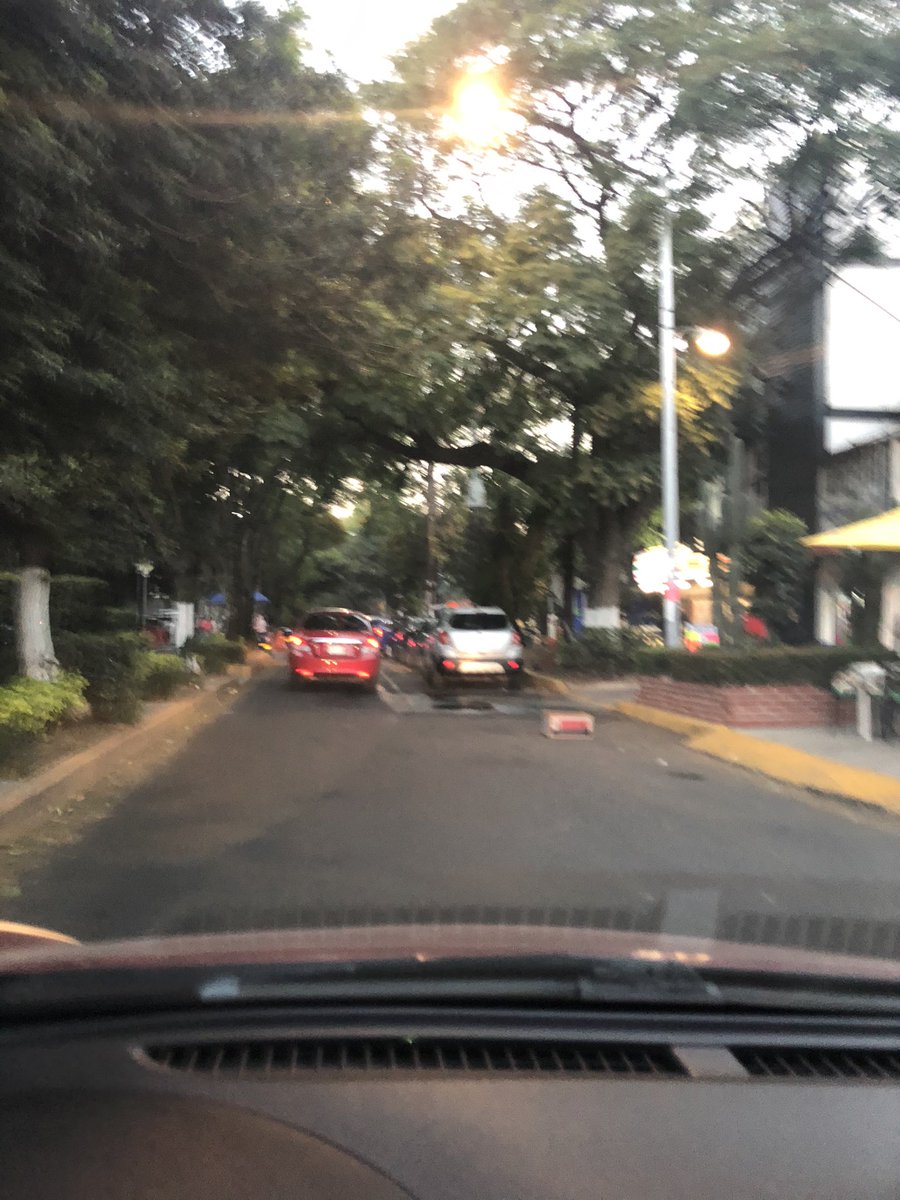 Hola <a href="/OVIALCDMX/">OVIAL_SSCCDMX</a> y <a href="/UCS_GCDMX/">Unidad de Contacto del Secretario SSC CDMX</a>. Hoy es el decimosexto día en el que denuncio por este medio lo que sucede desde hace años en las inmediaciones del <a href="/incmnszmx/">INCMNSZ</a> y <a href="/Cardiologia_Mx/">I. N. Cardiología Mx</a>: un grupo de franeleros se apropió del espacio público, amparados por la <a href="/TlalpanAl/">Alcaldía Tlalpan</a>.