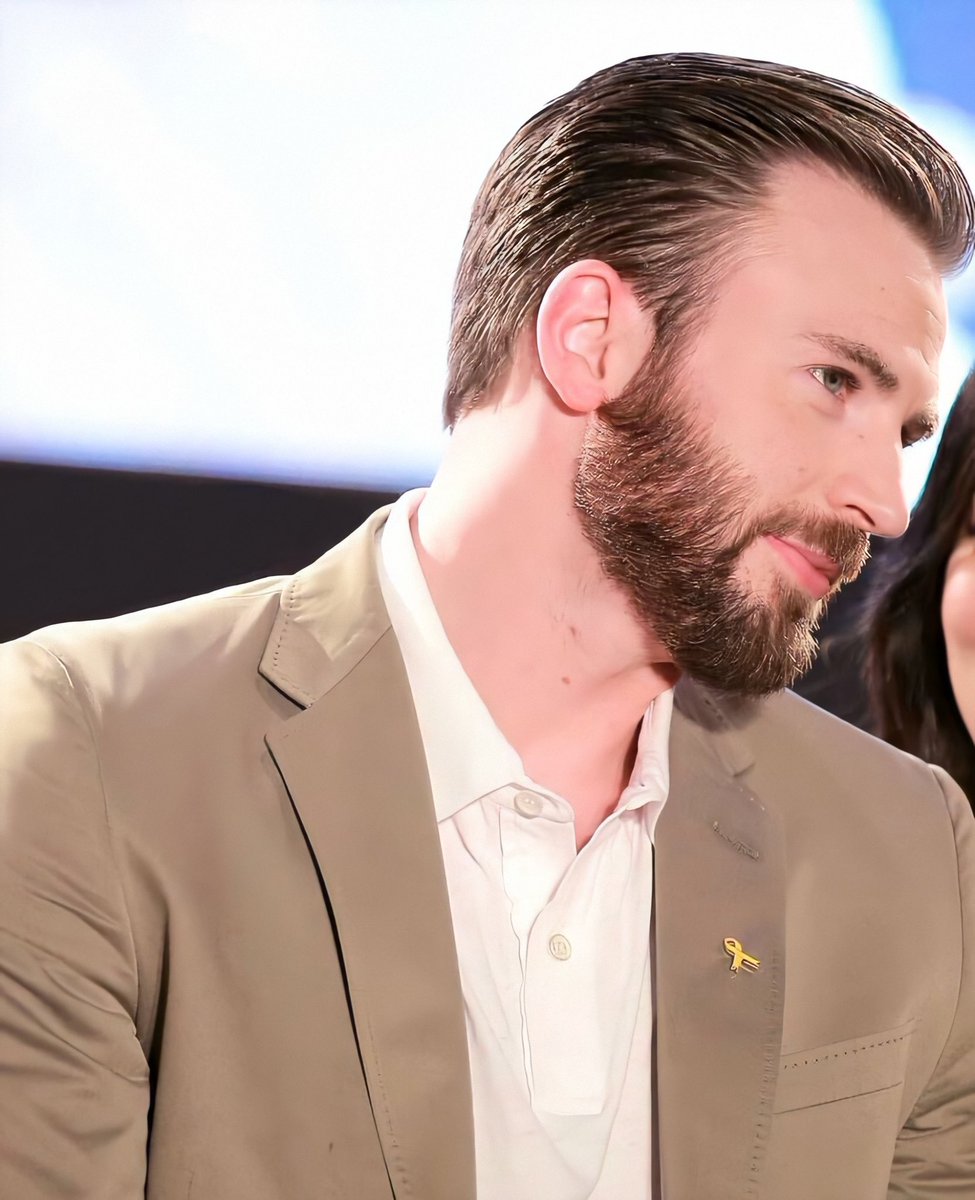 gaIaxyevans's tweet photo. you can literally see the kindness radiating out of chris evans in these photos and I think that’s beautiful https://t.co/JnZ1iYbVZW