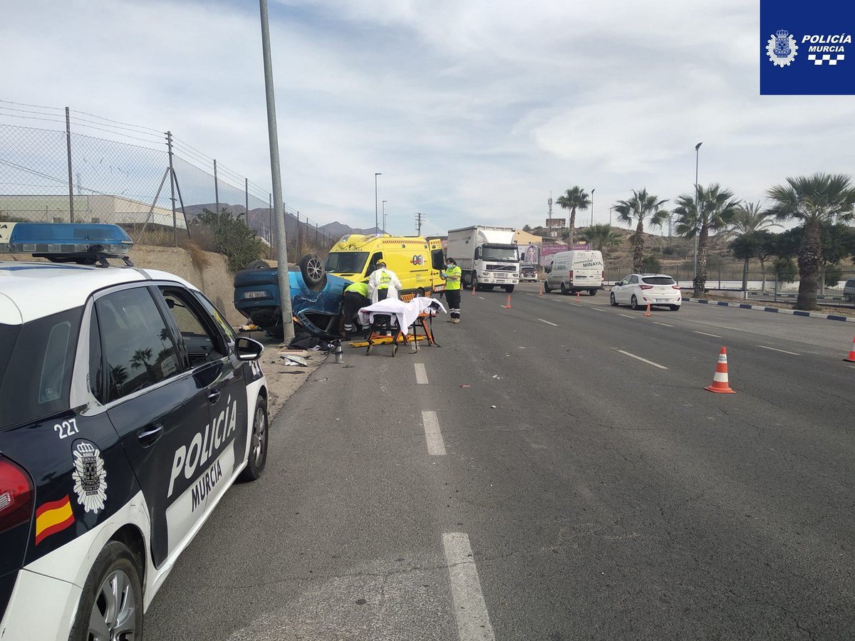 MurciaPolicia's tweet photo. Dotación de Alquerías intervine esta mañana en un siniestro vial en Crta de Alicante, límite con Santomera.
 Se ha producido una salida de vía con vuelco y ha sido necesaria la intervención de bomberos para liberar al conductor que ha resultado herido. https://t.co/2JXlU7z6Fh