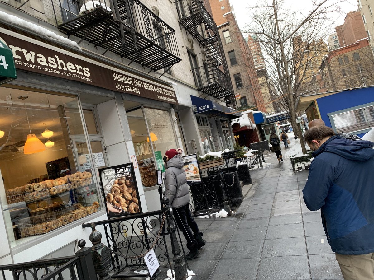 ShuHirata's tweet photo. 雪の中、並んでます。ここのパン美味しいんだよね〜😀 Standing on the line, in the snow, to get handmade craft bread :) #orwashers https://t.co/gEj65RtCkC