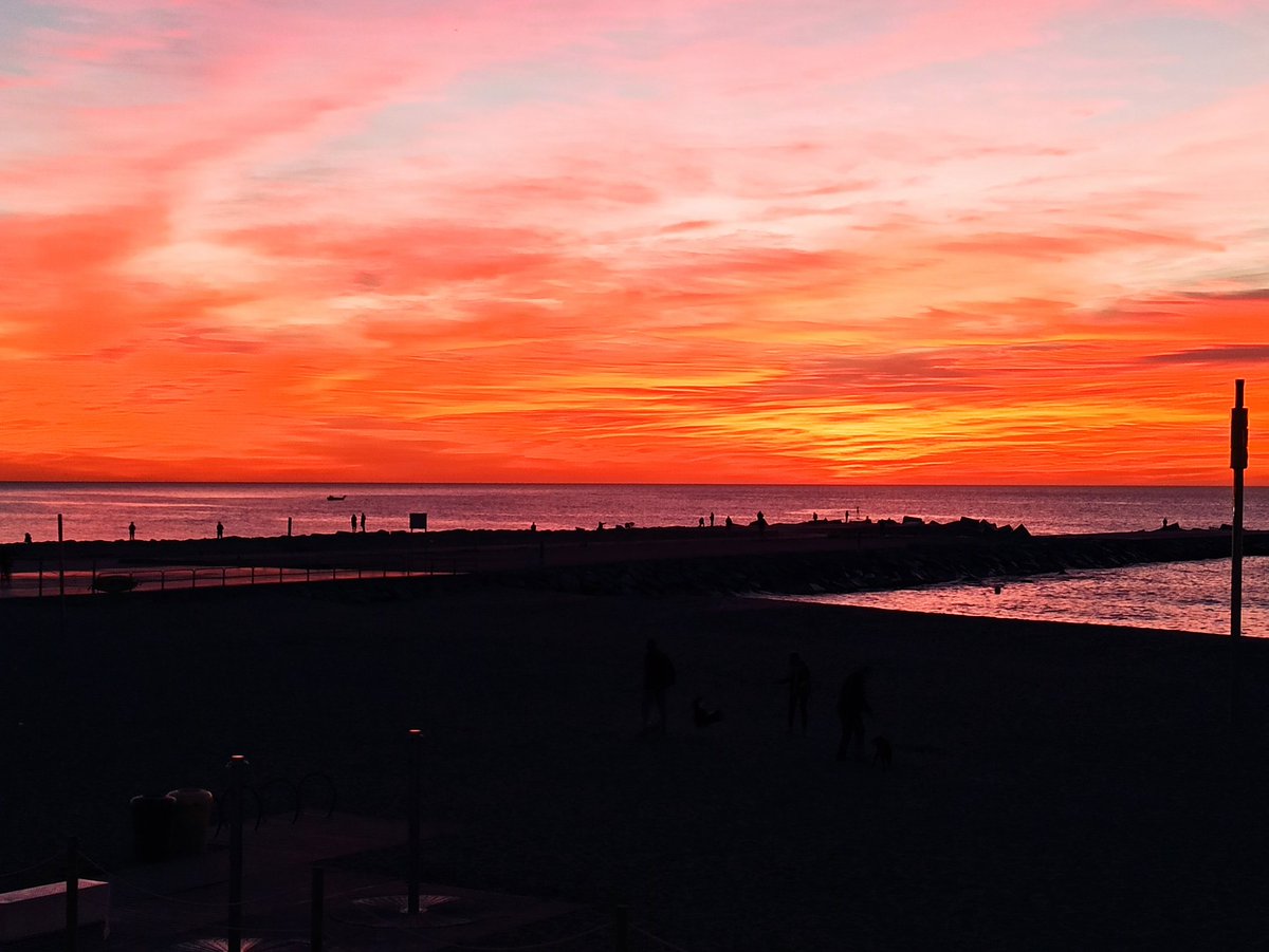 Cada dia diferent, però igualment espectacular. #Barcelona #moments #temps #sortidadesol